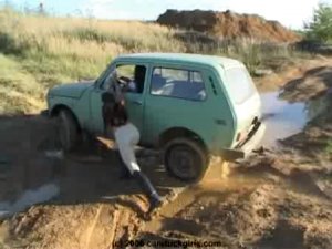 Девушки талкают свои тачки