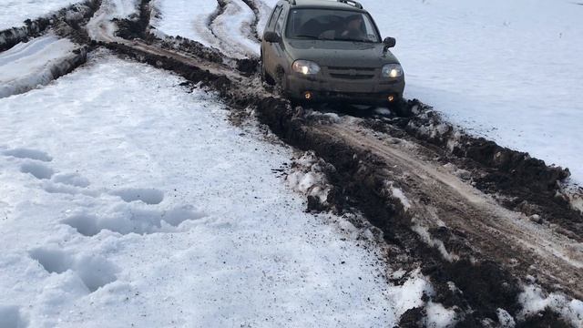 Chevrolet Niva по грязи и снегу - Шевроле Нива на бездорожье. Шевик на стоке. Avtosuper смотреть онлайн