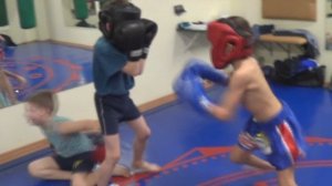 Бокс дети заруба на спарринге. Мальчикам 8-9 лет устроили рубку.