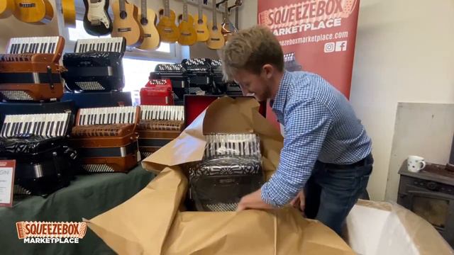 Unboxing Pigini P36 Piano Accordion смотреть онлайн