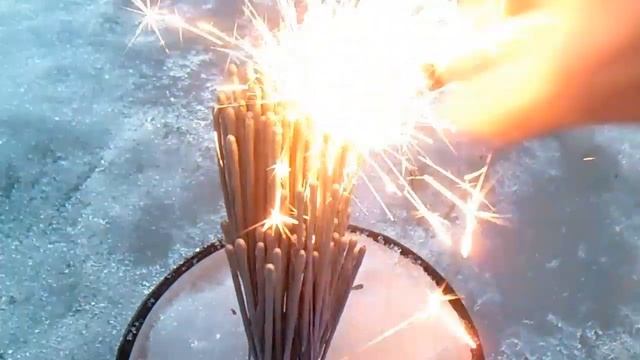 Эксперимент: Смогут ли 100 бенгальских огней растопить лёд на реке?| Бенгальские огни vs лёд смотреть онлайн