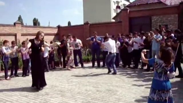 Чеченская лезгинка на свадьбе в Грозном смотреть онлайн