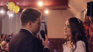 Жених поёт невесте на свадьбе