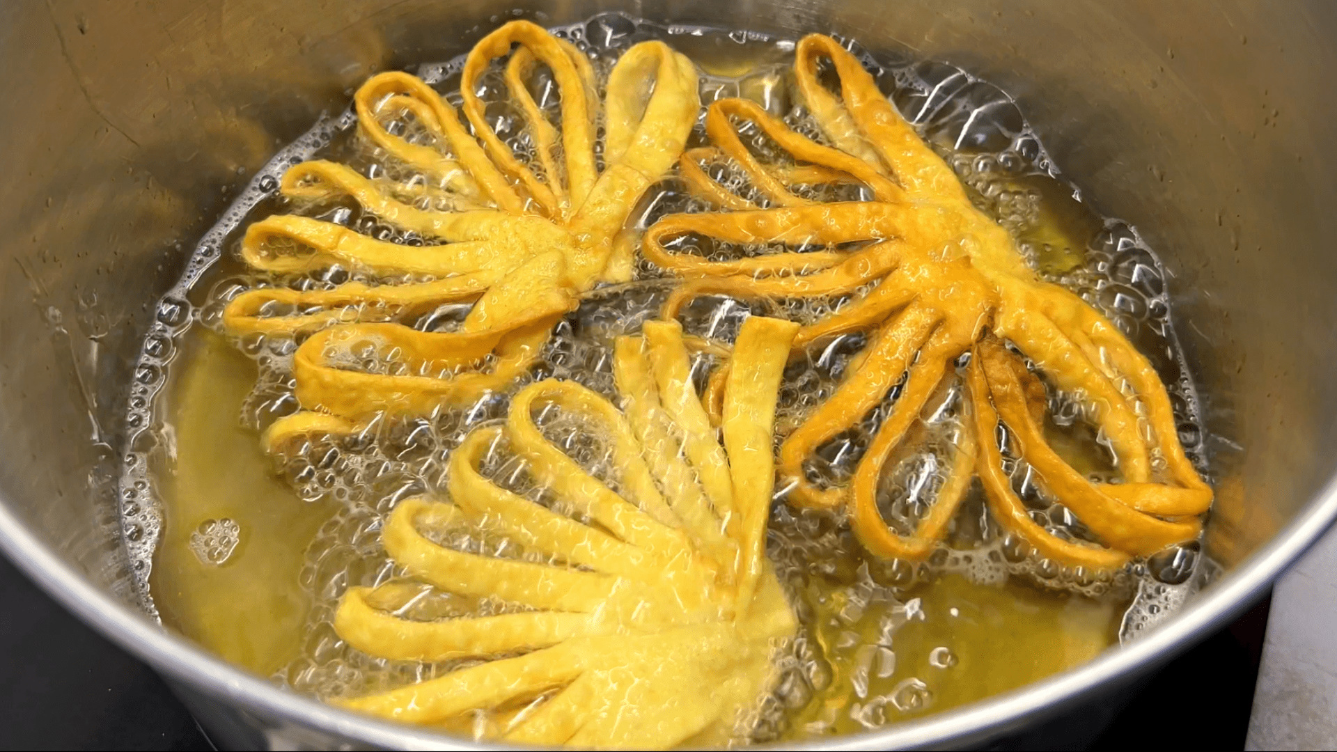 Хрустящий, воздушный ХВОРОСТ. Рецепт приготовления вкуснейшего домашнего хвороста к чаю. смотреть онлайн