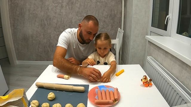 Ева с папой готовят сосиски в тесте / Готовим вместе / Cook together / goodies смотреть онлайн