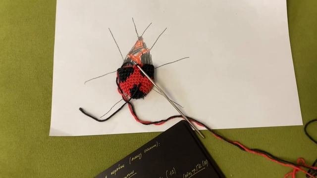 Оживила божью коровку. Связала крючком игрушку амигуруми по рисунку ребенка.