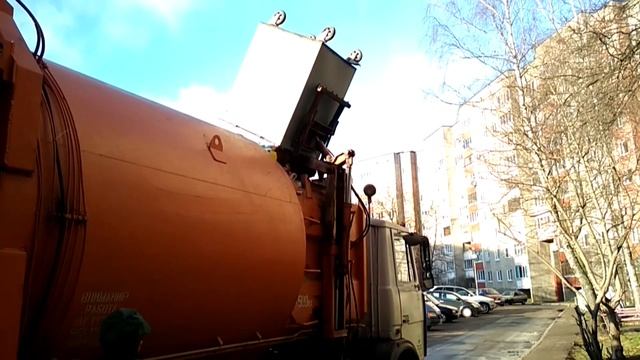 Мусоровоз работает. Прессуем и трамбуем мусор на мусоровозе с боковой загрузкой. смотреть онлайн