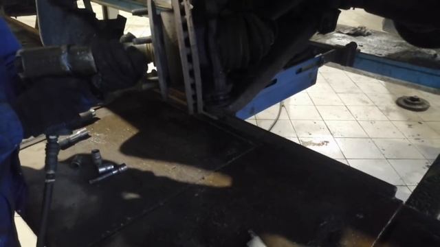 Замена передних тормозных колодок и дисков смотреть онлайн