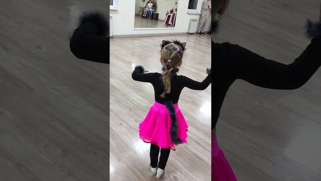 ???? Кошечка Софи #4years танцует ??? #вальс ? смотреть онлайн