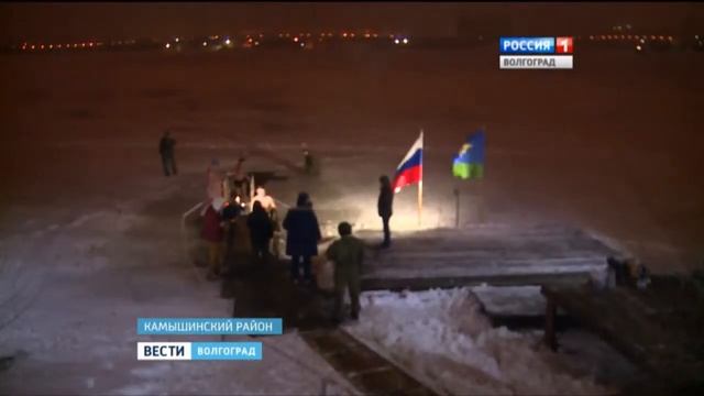 Десантники окунулись в священную купель. Камышин. 19. 01. 2016 смотреть онлайн