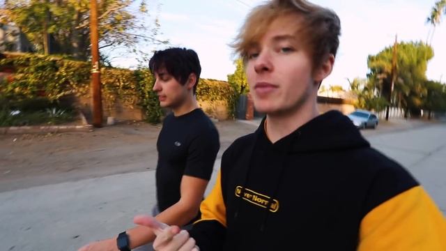 Stranded in the Middle of NOWHERE (w/ No Phones!) смотреть онлайн