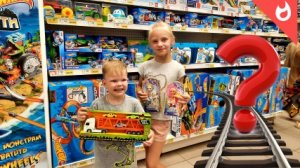 В магазине игрушек / Выбираем подарки / Машинки или поезда