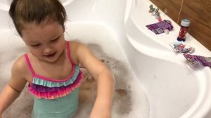 ПЕНООРБИЗНАЯ ВАННА С ИГРУШКАМИ И ВОДНЫМИ БОМБОЧКАМИ