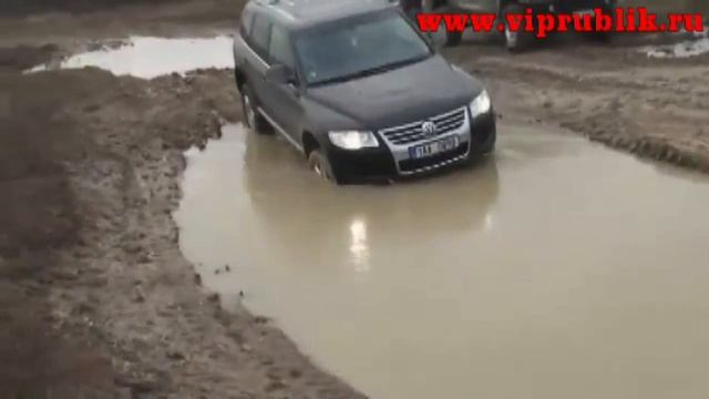 Тест-драйв по непроходимому бездорожью! Хаммер и Таурег. смотреть онлайн