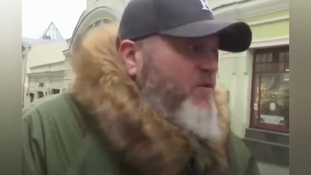 Улицы Москвы. Наши дни. Вопрос только один, что эти люди забыли в нашей стране?! Подробно ⬇️ смотреть онлайн