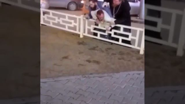 Показал как надо