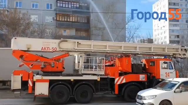 В омской девятиэтажке на улице Туполева загорелся балкон смотреть онлайн