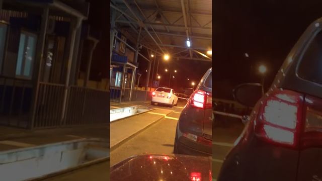 Граница с Абхазией,люди стоят в часовых очередях смотреть онлайн