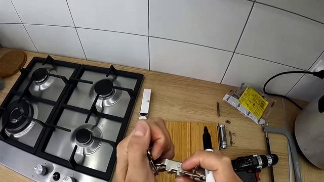 Ограничиваем угол открывания дверцы шкафчика доработкой петель смотреть онлайн