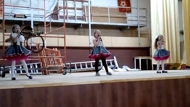 1 класс поет на 5? смотреть онлайн