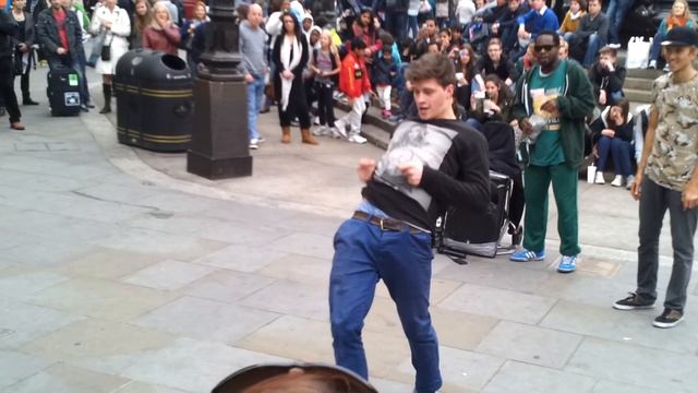 Gangnam Style Perfomance @Piccadilly Circus