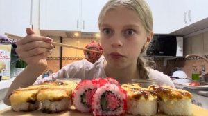 Мукбанг роллы?