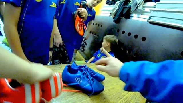 Бутсы - "Проверяем шипы" = старшие (ПЕРЕД ИГРОЙ НУЖНО ПЕРЕКРУТИТЬ - ЧТО НЕ ПО РЕГЛАМЕНТУ И СТЁРЛОСЬ смотреть онлайн