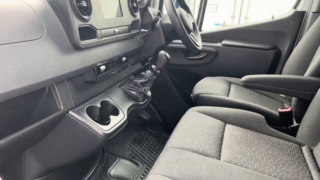 MF22ORV - Mercedes-Benz Sprinter 2.0 317 CDI Premium RWD L3 H2 Euro 6 (s/s) 5dr смотреть онлайн