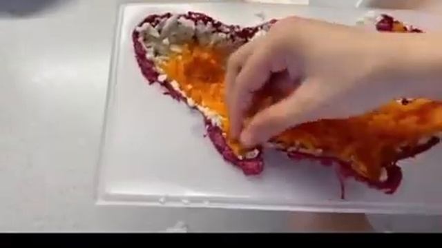 Селёдка под шубой в форме рыбы Новый Год уже близко форма рыбы салат без желатина не заливной салат смотреть онлайн