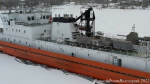 Ледокол Капитан Демидов ломает лед на ВДСК