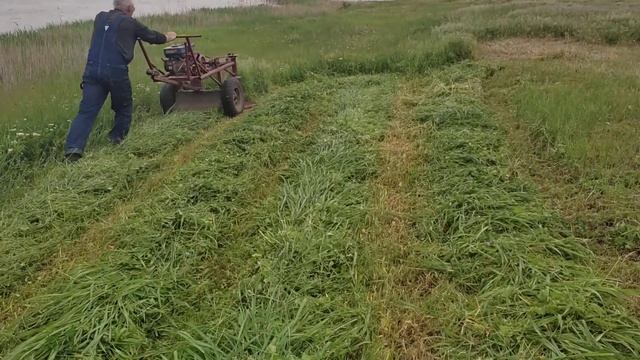 Самодельная роторная косилка. Косим у реки траву. смотреть онлайн