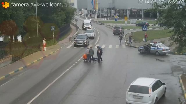 Сбитый пешеход, г. Котельники, мкрн. Белая Дача, выезд к ТЦ «Мега», 27.08.2014 смотреть онлайн