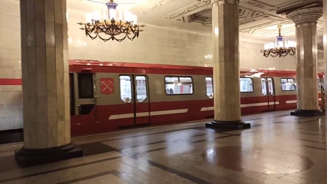 "На прибывающий поезд посадки нет!". Два "Юбилейных" на станции Автово. смотреть онлайн