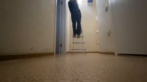 Грунтуем стены перед обоями. Заделываем дыры алебастром