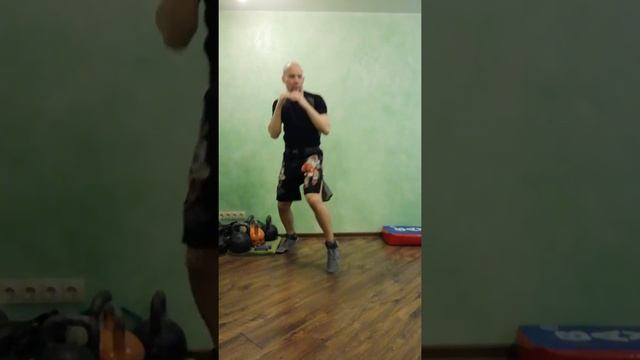 Простая и эффективная комбинация ударов руками с зарядом смотреть онлайн