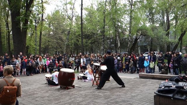 Музыкальный Эркиндик. Уличные выступления. Бишкек, 9 апреля 2016 г. смотреть онлайн