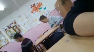 Злой учитель кричит на ученика