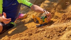 Дети и Машина. Диана и Даня играют в машинки игрушки в луже. Манкиту