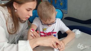 Занятие педагога-дефектолога с мальчиком с ДЦП