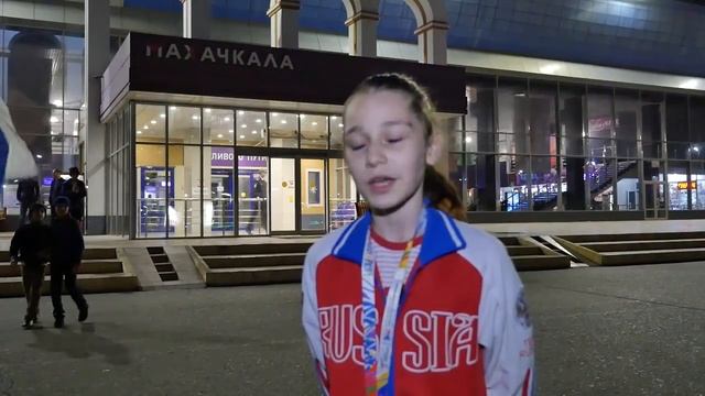 Призера первенства Европы по тхэквондо Айну Мурзаеву торжественно встретили в аэропорту смотреть онлайн