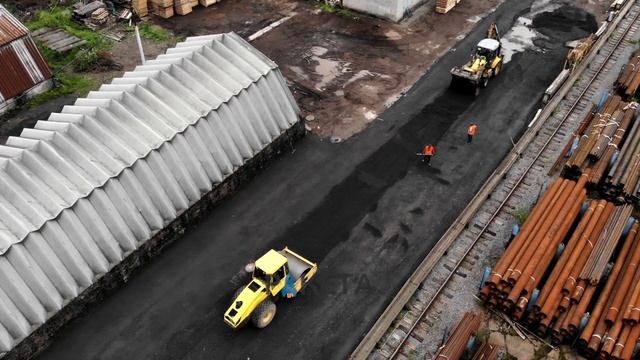 Укладка асфальтовой крошки на складе, металлобазе