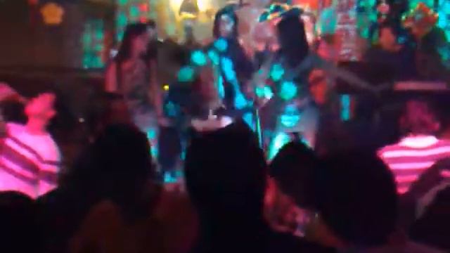 WHAT TIME IS IT ? ITS THE TIME TO ROCK N ROLL ! ITS SHOWTIME смотреть онлайн