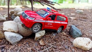 Настя и Папа_играют, строят_гараж_