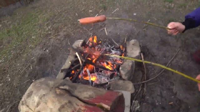 ВЫЖИВАЕМ В ДИКОЙ ПРИРОДЕ / Жарим сосиски / Игорь Шевченко смотреть онлайн