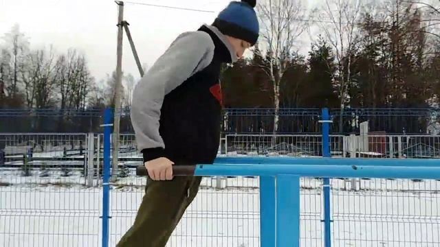Как накачать трицепс дома или на улице! Как согрется на улице. смотреть онлайн