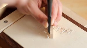 Японское соединение крошечной деревянной косынкой