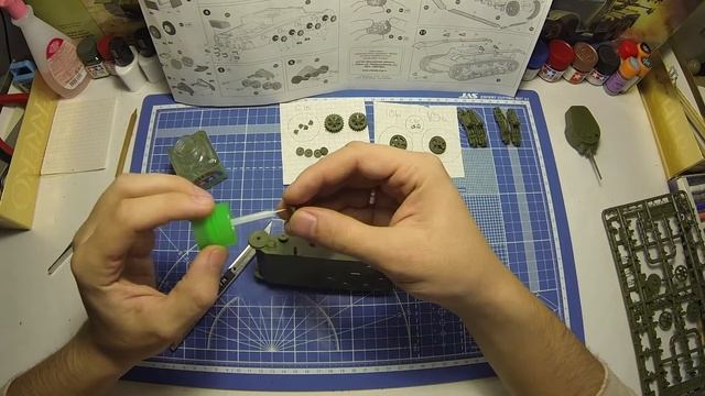 СБОРНЫЕ МОДЕЛИ: Советский легкий танк Т-26. Сборка подвески + мелочевка. смотреть онлайн
