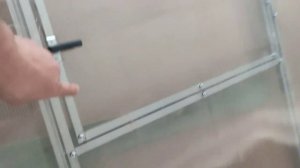 установка ручек и крючков на теплицу