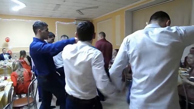 ЗАЖИГАТЕЛЬНЫЙ ТАНЕЦ НА СВАДЬБЕ ОТ ДРУЗЕЙ.