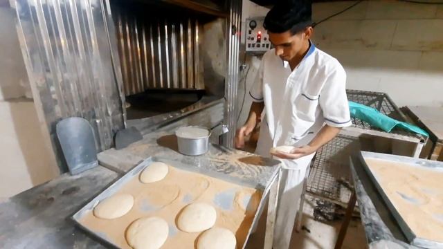 Barbari bread/This young boy alone makes 3000 barbari bread a day | Baking bread|bread|food|iran смотреть онлайн